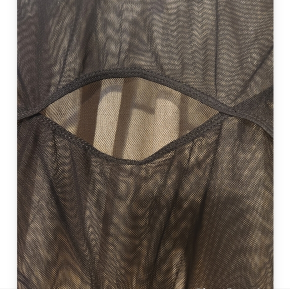 SHEER MESH PEEKABOO OPENING CROP SLEEVELESS CAMI/TOP BLACK XSMALL. - Picture 7 of 8